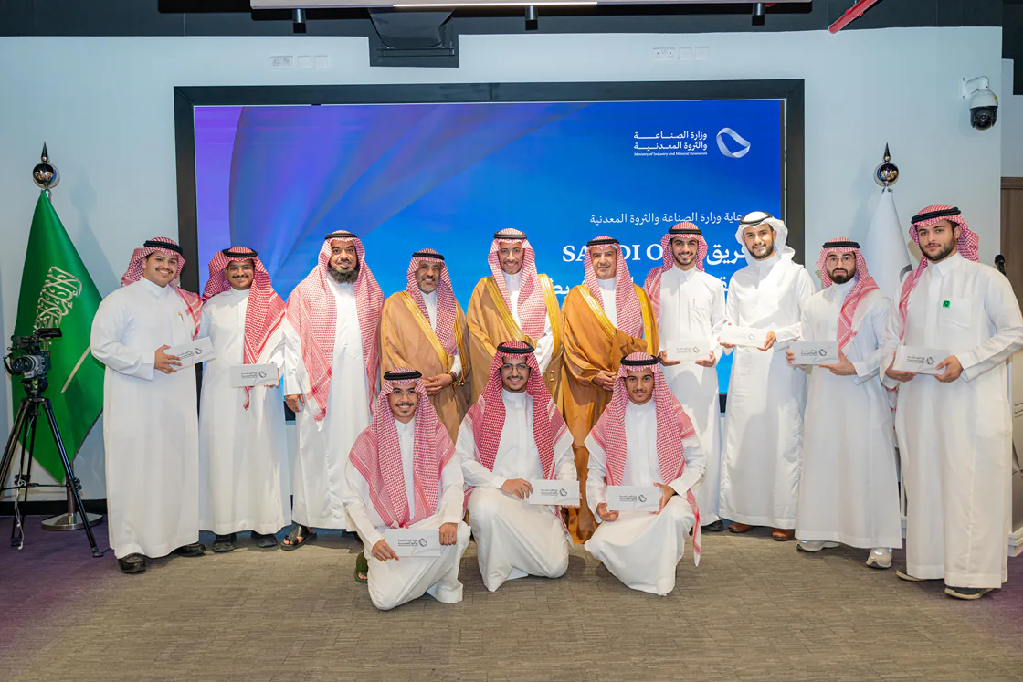 The Minister of Industry and Mineral Resources honoring Aali